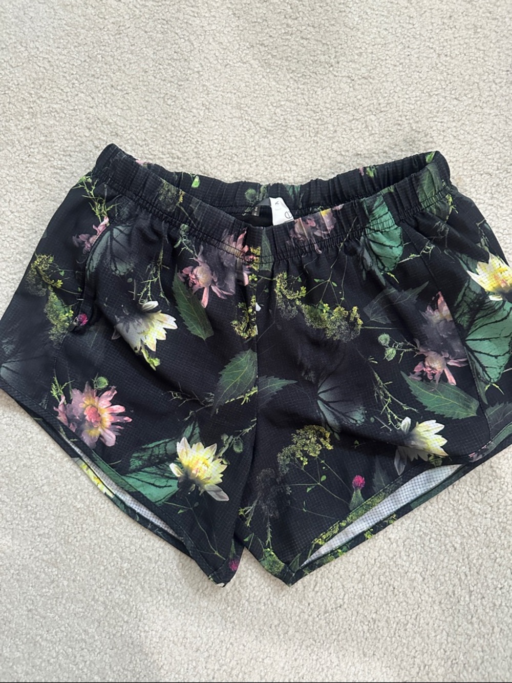 Oiselle size 6 Black Moody Floral Distance  Shorts